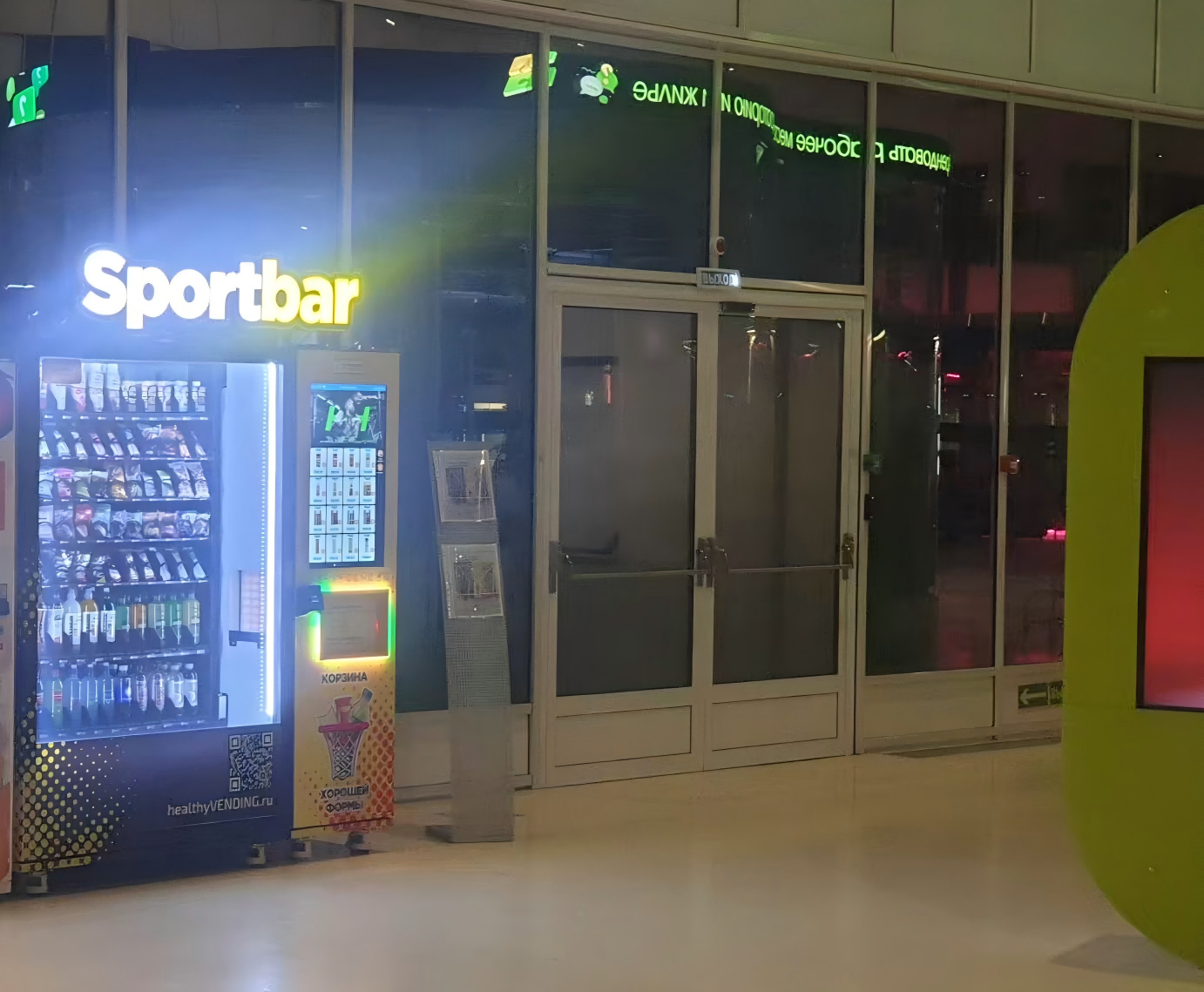 Russia Energy Drink Vending Machine Case: Large Capacity Elevator Vending Machine for Shopping Malls